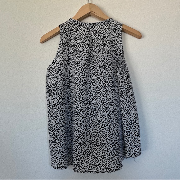 Sleeveless Blouse - Picture 2 of 8